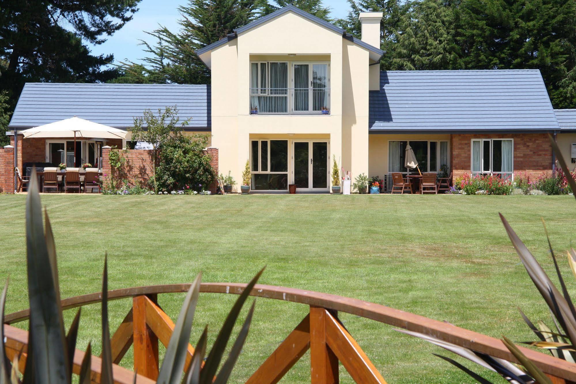 The Meadows Villa ไครสต์เชิร์ช ภายนอก รูปภาพ